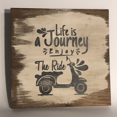 Placa decorativa de madeira com texto em inglês e desenho de scooter