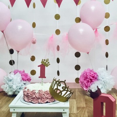 Bolo decorado para aniversário com balões e decoração em rosa e dourado