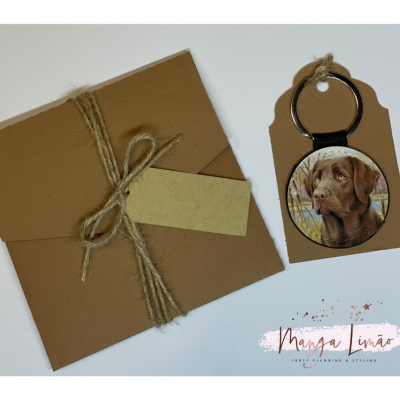 Chaveiro com imagem de cão castanho e envelope castanho com decoração de fio de juta.