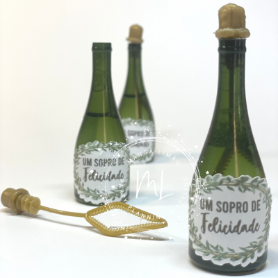 Três mini garrafas verdes com rótulo 