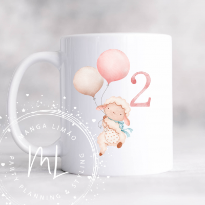 Caneca branca com ursinho e balões cor-de-rosa e bege e número 2