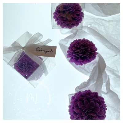 Flores decorativas roxas em embalagem transparente com etiqueta e flores soltas