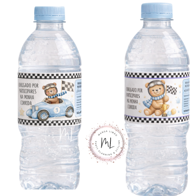 Garrafas de água com rótulos de ursos e tema de corrida