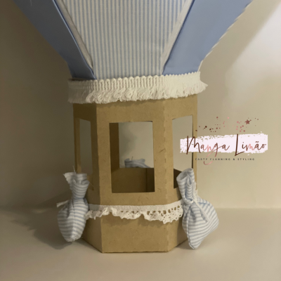 Balão decorativo artesanal em cartão e tecido azul e branco com renda branca.