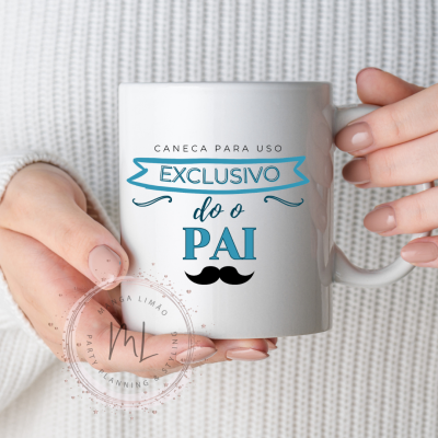 Caneca branca com texto exclusivo para pai, segurada por mãos femininas com unhas bege