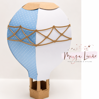 Balão de ar quente decorativo em papel azul e branco para decoração de festas e quartos infantis.