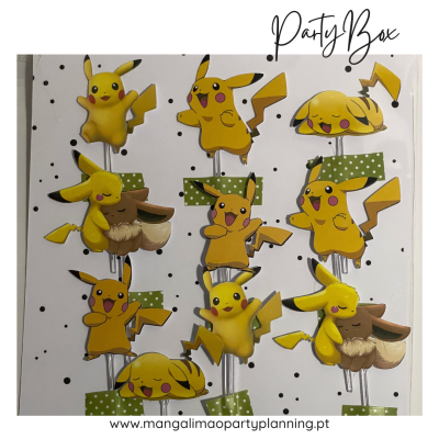 Toppers decorativos de Pikachu e Eevee para festa, em suporte branco com pontos pretos e texto Party Box.