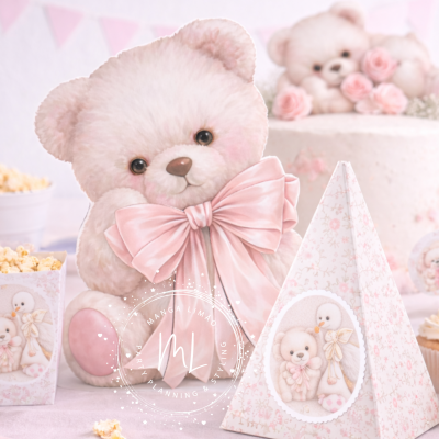 Ursinho de peluche branco com laço rosa e embalagem triangular decorada em cenário de festa