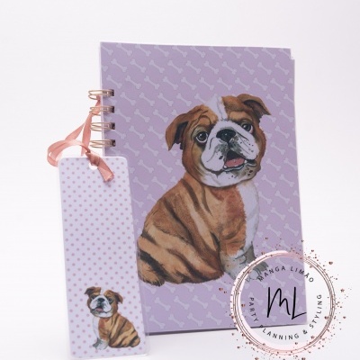 Caderno lilás com imagem de cão bulldog e marcador de página com mesma imagem