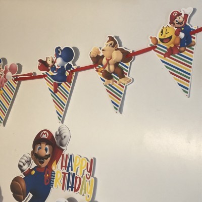 Guirlanda de festa com personagens de videojogos e texto 'HAPPY BIRTHDAY'.