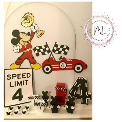 Decoração temática Mickey Mouse corrida com carros e números 4 em vermelho, preto e branco