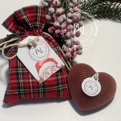 Conjunto natalício com saco xadrez vermelho, figura de Pai Natal, coração texturizado castanho e ramo decorativo de frutos vermelhos e ramos verdes