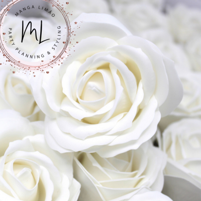 Rosas brancas artificiais com logotipo Manga Limão sobreposto