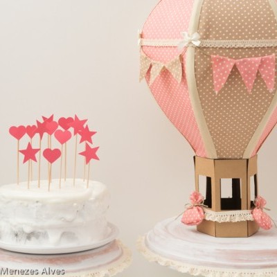Bolos decorativos com tema de balão de ar quente e decorações em coração e estrela