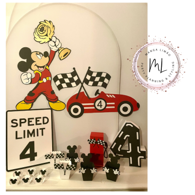 Decoração de corrida com Mickey Mouse, carrinho vermelho, placa SPEED LIMIT 4 e números decorativos