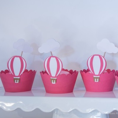 Copos decorativos vermelhos com balões de ar quente e nuvens em papel