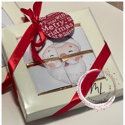 Caixa de chocolate com decoração de Natal e fita vermelha