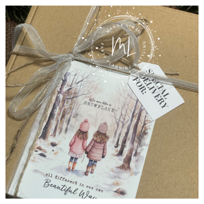 Caixa embalagem castanha com fita prateada e etiqueta decorativa de inverno com texto e imagem