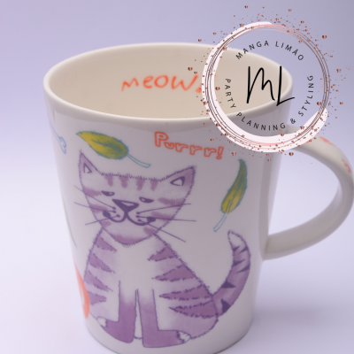 Caneca branca com desenho de gato lilás e texto colorido meow e Porrrr