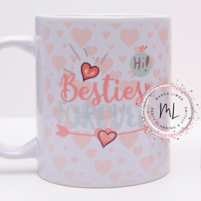 Caneca branca decorada com corações rosa e texto colorido com design de corações vermelhos.