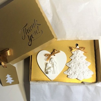 Ornamentos de Natal brancos em caixa dourada com texto Thank you!