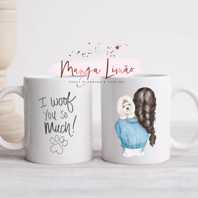 Canecas brancas com frase e ilustração de rapariga com cão
