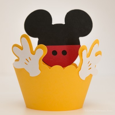 Suporte de cupcakes amarelo com recorte de papel do Mickey Mouse
