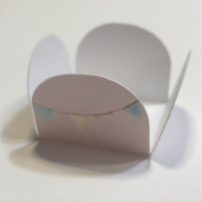 Caixa pequena de papel branca com desenho colorido