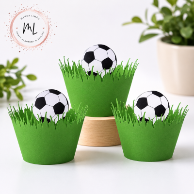 Cintas para cupcakes tema futebol com relva verde e bola de futebol decorativa