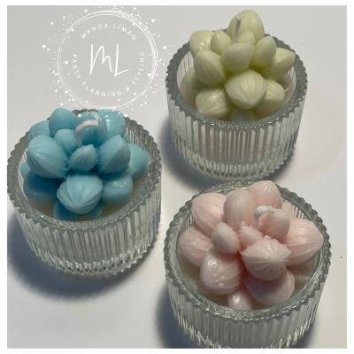 Três velas florais decorativas em recipientes de vidro com padrão estriado