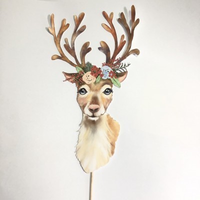 Figura decorativa de veado com flores na cabeça montada em suporte