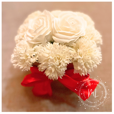 Bouquet de flores brancas com laço vermelho e selo MANGA LIMÃO PARTY PLANNING & STYLING