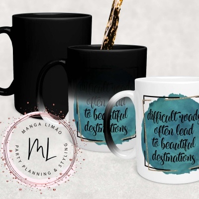 Canecas de cerâmica preta e branca com texto motivacional e selo de marca
