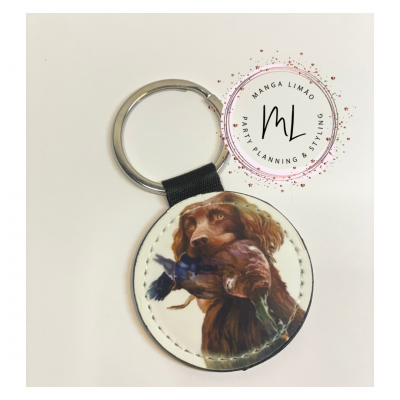 Porta-chaves redondo em couro com cão castanho e pato