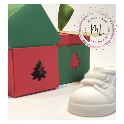 Caixas vermelha e verde com recortes de árvore de Natal e sapatilha branca