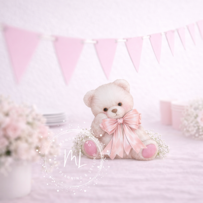Urso de peluche branco com laço rosa e bandeira rosa ao fundo
