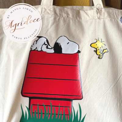 Saco de tecido com estampa de Snoopy no telhado vermelho e Woodstock