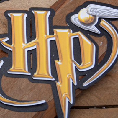 Adesivo do logotipo HP com Pomo de Ouro sobre madeira