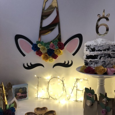 Bolo de aniversário com número 6 e decoração de unicórnio com flores