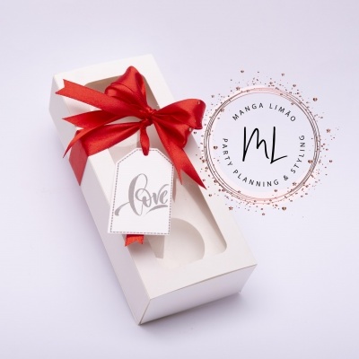 Caixa branca com laço vermelho e etiqueta Love