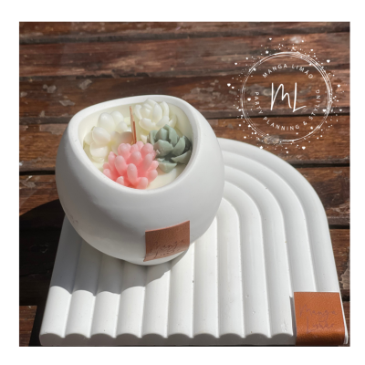 Vela decorativa branca com flores de cera coloridas em base ondulada branca