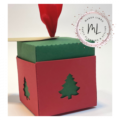 Caixa prenda quadrada vermelha e verde com recortes em forma de árvore de Natal