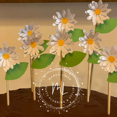 Palitos decorativos com flores de papel em bolo de chocolate