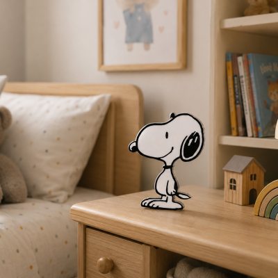 Figura decorativa do Snoopy numa mesa de madeira numa zona de criança