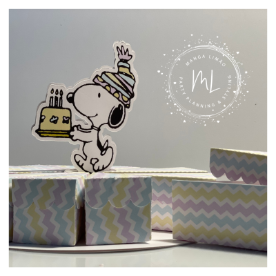 Caixas de presente com padrão em ziguezague e topper decorativo do Snoopy com bolo