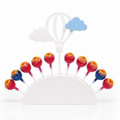 Suporte branco semicircular com balão e nuvens decorativas e pirulitos Chupa Chups
