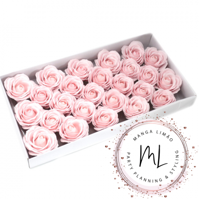 Caixa branca com 24 flores cor-de-rosa estilo rosa e selo circular de marca