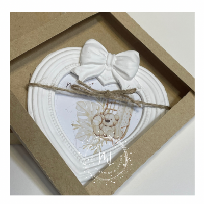 Prato decorativo branco em forma de coração com laço e embalagem em caixa de papelão