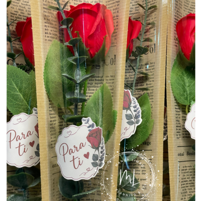 Rosas artificiais vermelhas embaladas com etiqueta Para ti.