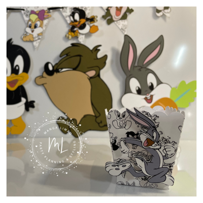 Caixa branca com estampa do Pernalonga e decoração Looney Tunes ao fundo